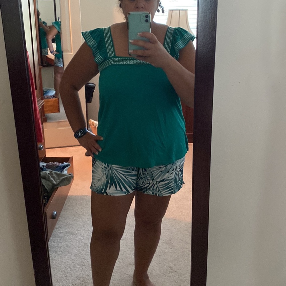 LOFT Green and white flutter sleeve top - Picture 7 of 10